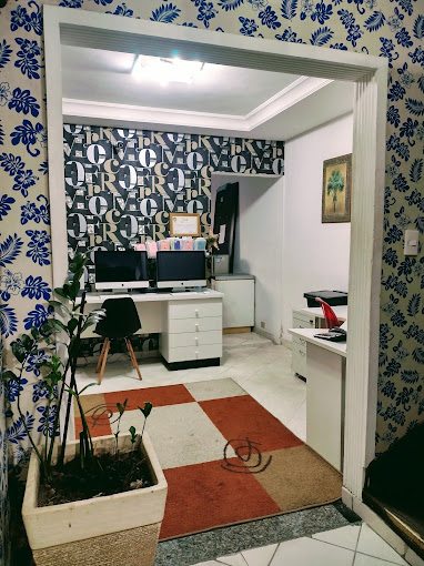 Ambiente interno da loja Fixnow, com mesas de atendimento